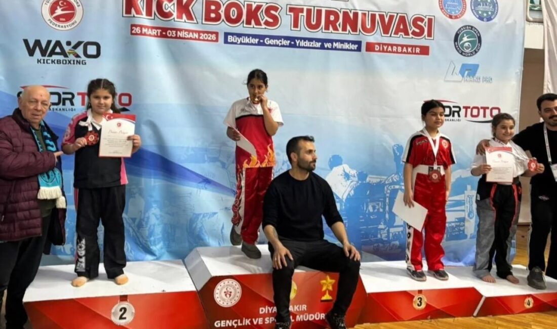 Kütahya Belediyespor Kulübü sporcusu İdil Çakır, Diyarbakır’da düzenlenen Türkiye Kick