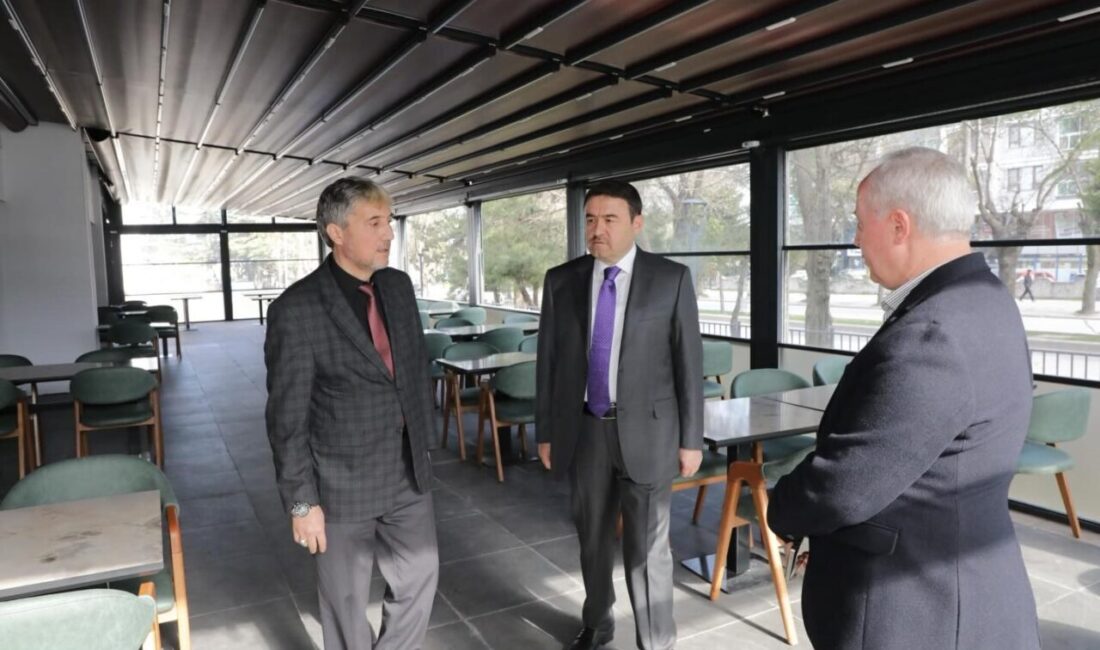 Kütahya Valisi Musa Işın, yapımı tamamlanarak hizmete açılan öğretmenevinde incelemelerde