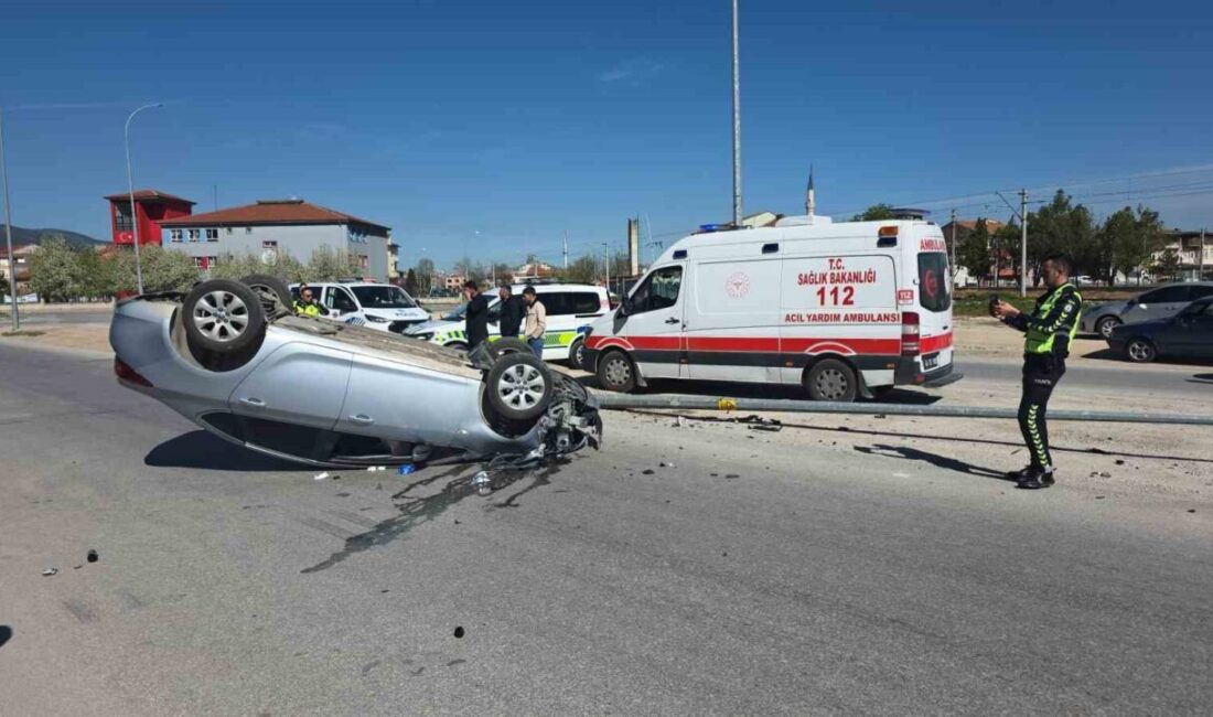Kütahya’da aydınlatma direğine çarpan otomobil ters döndü, kazada sürücü yaralandı.