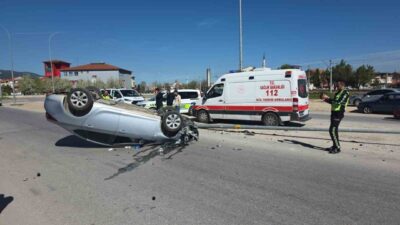 Kütahya’da aydınlatma direğine çarpan otomobil ters döndü, kazada sürücü yaralandı.