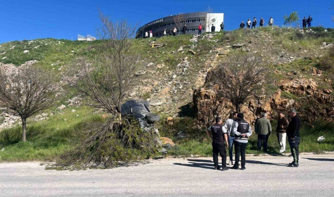 Kütahya’nın Tavşanlı ilçesinde, hastane otoparkında el freni çekilmeyen otomobil uçuruma