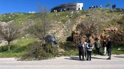 Kütahya’nın Tavşanlı ilçesinde, hastane otoparkında el freni çekilmeyen otomobil uçuruma