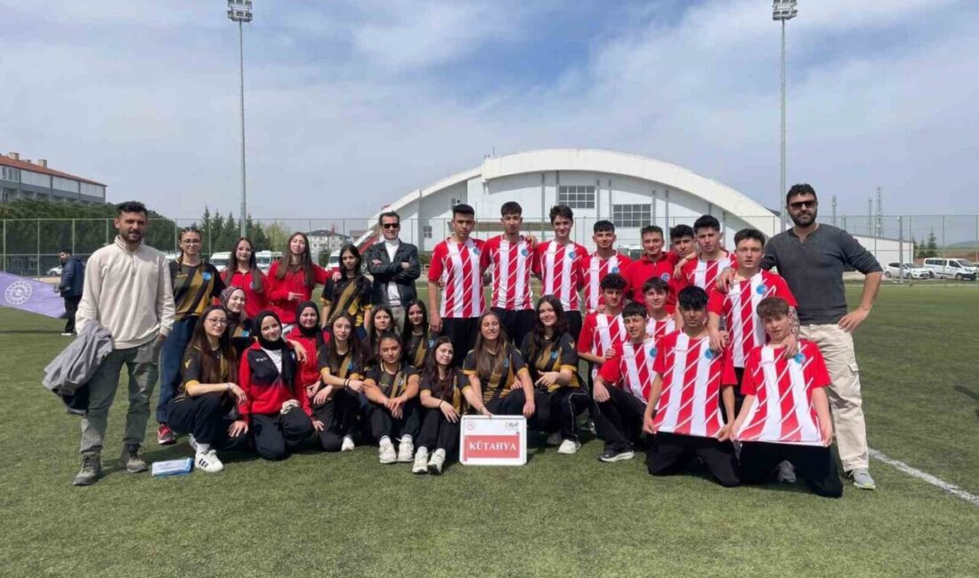 Uşak’ta düzenlenen Okul Sporları Gençler Kriket Grup (Bölge) Müsabakalarına katılan