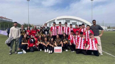 Uşak’ta düzenlenen Okul Sporları Gençler Kriket Grup (Bölge) Müsabakalarına katılan