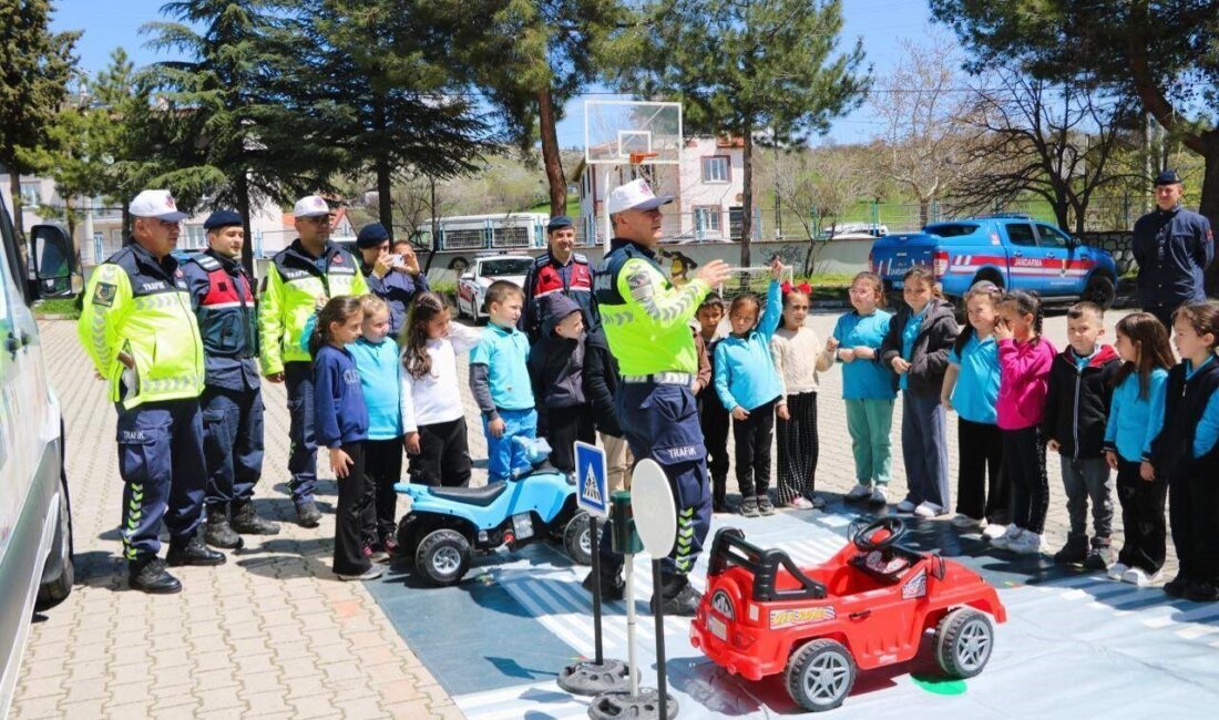 Kütahya’nın Simav ilçesinde “Trafik Dedektifleri” projesi kapsamında öğrencilere yönelik trafik