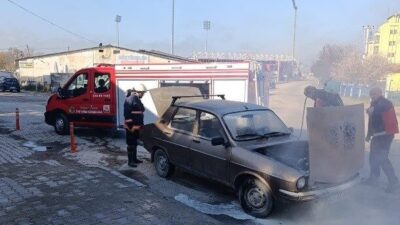 Kütahya’nın Tavşanlı ilçesinde seyir halindeki bir otomobilde başlayan yangın itfaiye