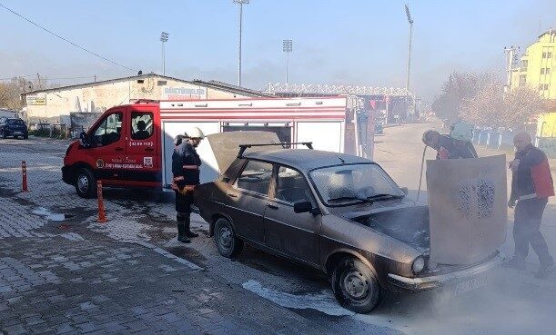 Kütahya’nın Tavşanlı ilçesinde seyir halindeki bir otomobilde başlayan yangın itfaiye