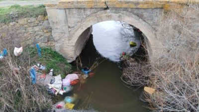 Kütahya’nın Tavşanlı ilçesinde doğa harikası alanlara bilinçsizce bırakılan çöpler, çevre