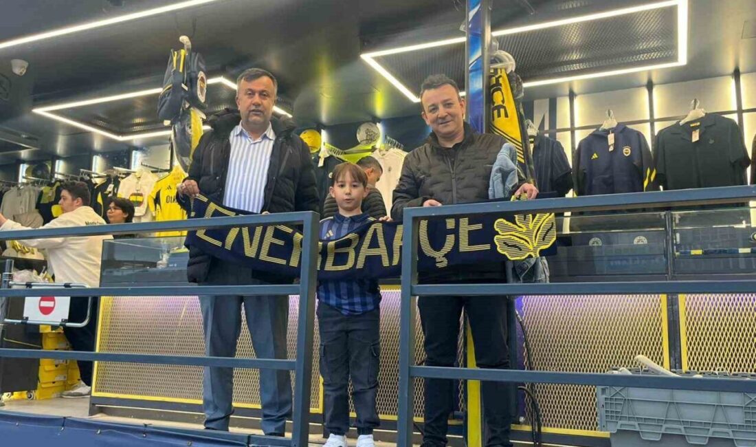Fenerbahçe Spor Kulübü’nün lisanslı ürünlerini taraftarlarla buluşturan Fenerium tırı, Kütahya’nın