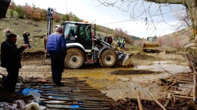 Kütahya’nın Tavşanlı ilçesine bağlı Karakaya köyünde yapay göletin taşması sonucu