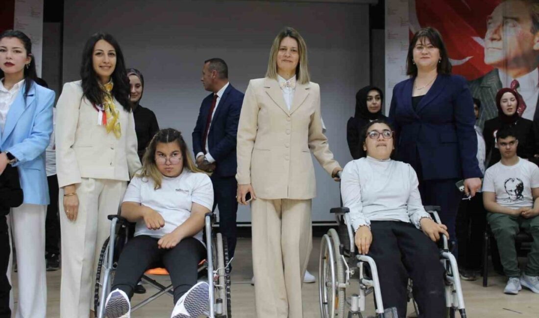 Kütahya’nın Altıntaş ilçesinde Engelliler Haftası dolayısıyla düzenlenen program, duygu dolu