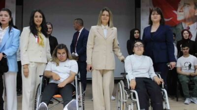 Kütahya’nın Altıntaş ilçesinde Engelliler Haftası dolayısıyla düzenlenen program, duygu dolu