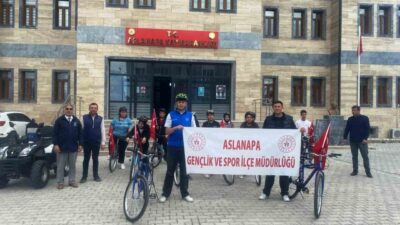 Kütahya’nın Aslanapa ilçesinde Gençlik Haftası etkinlikleri çerçevesinde düzenlenen bisiklet turunda