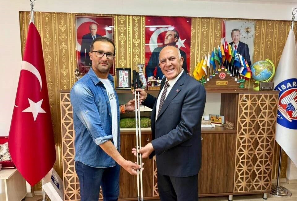 Kütahya’nın Hisarcık Belediye Başkanı Mustafa Demirtaş, başarılı sporcu ve zabıta