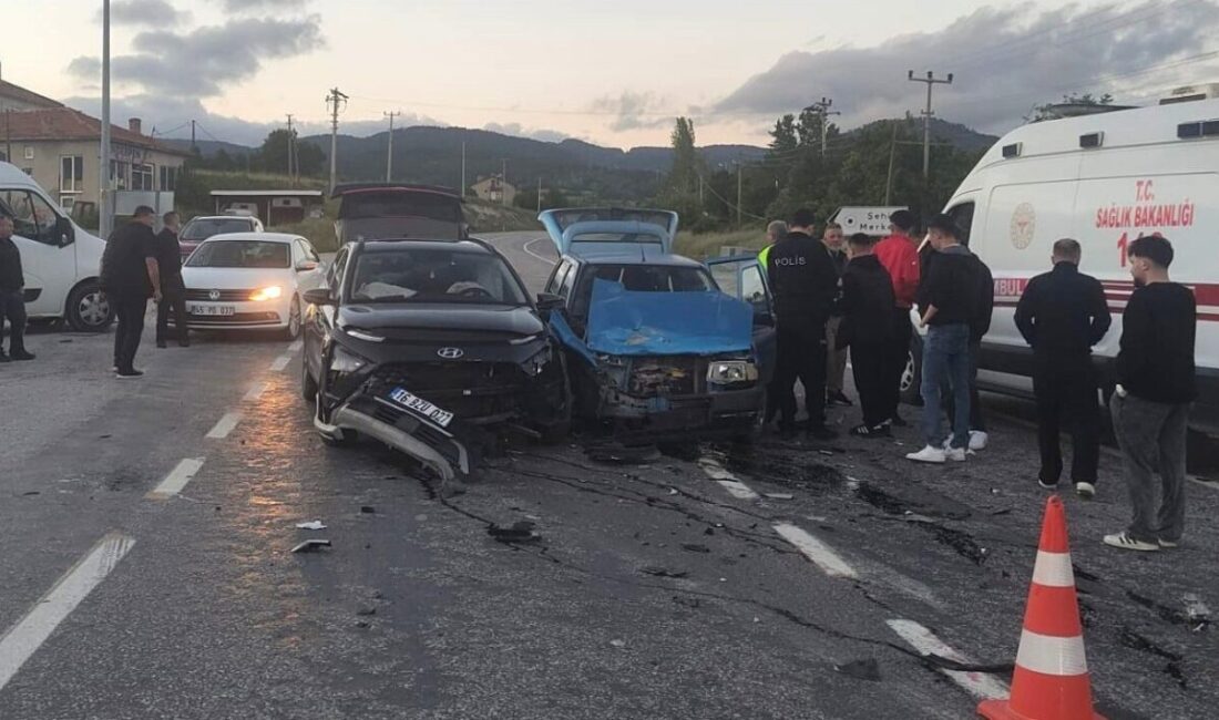 Kütahya’nın Domaniç ilçesinde iki otomobilin çarpışması sonucu meydana gelen trafik