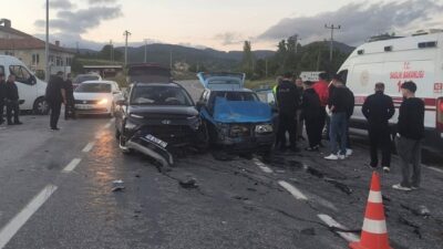 Kütahya’nın Domaniç ilçesinde iki otomobilin çarpışması sonucu meydana gelen trafik
