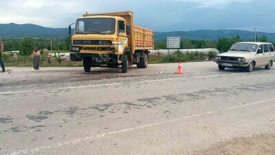 Kütahya’nın Gediz ilçesinde meydana gelen trafik kazasında, otomobil ile kamyonun