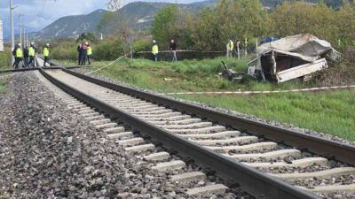 Kütahya’da yolcu treni ile kamyonetin hemzemin geçitte çarpışması sonucu meydana