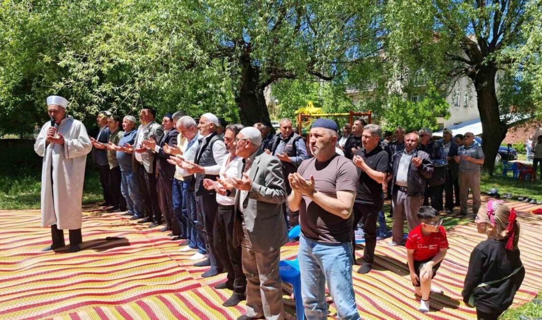Kütahya’nın Hisarcık ilçesine bağlı Yukarı Yoncaağaç köyünde geleneksel şükür duası