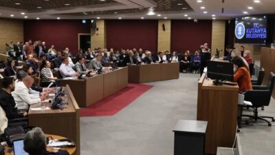 Kütahya Belediye Meclisi’nin olağanüstü toplantısında görüşülen “Belediye 2025 Mali Yılı