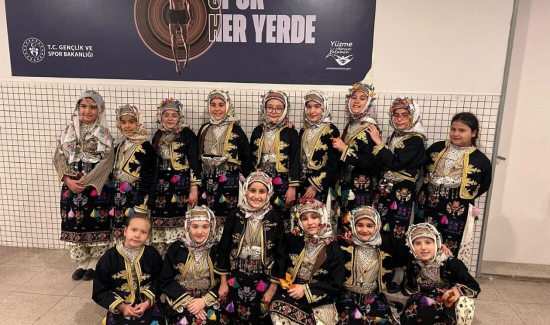 Kütahya Belediyespor Halk Oyunları ekiplerinin İzmir’de çifte başarı elde ettiği