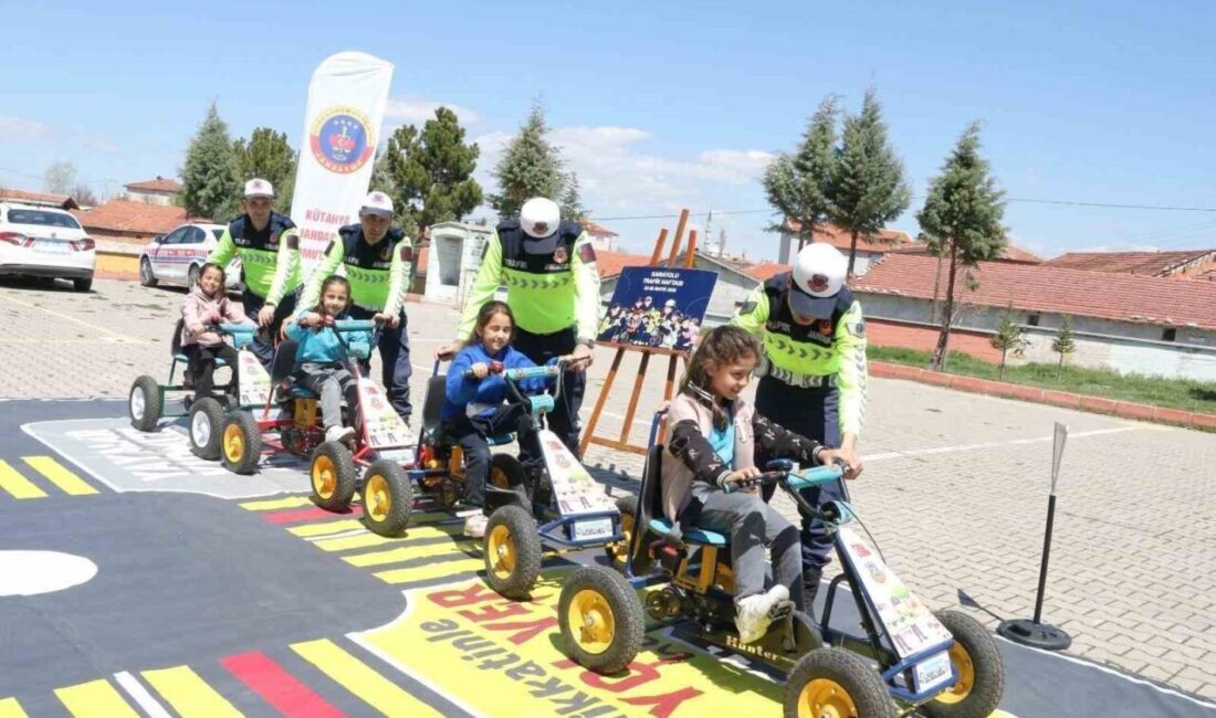 Kütahya’da Trafik Haftası kapsamında düzenlenen etkinliklerde, anaokulu ve ilkokul öğrencilerine