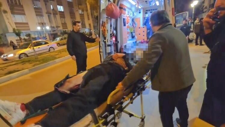 Kütahya’da sokak ortasında motosikletli bir kişinin bıçaklı saldırısına uğrayan iki