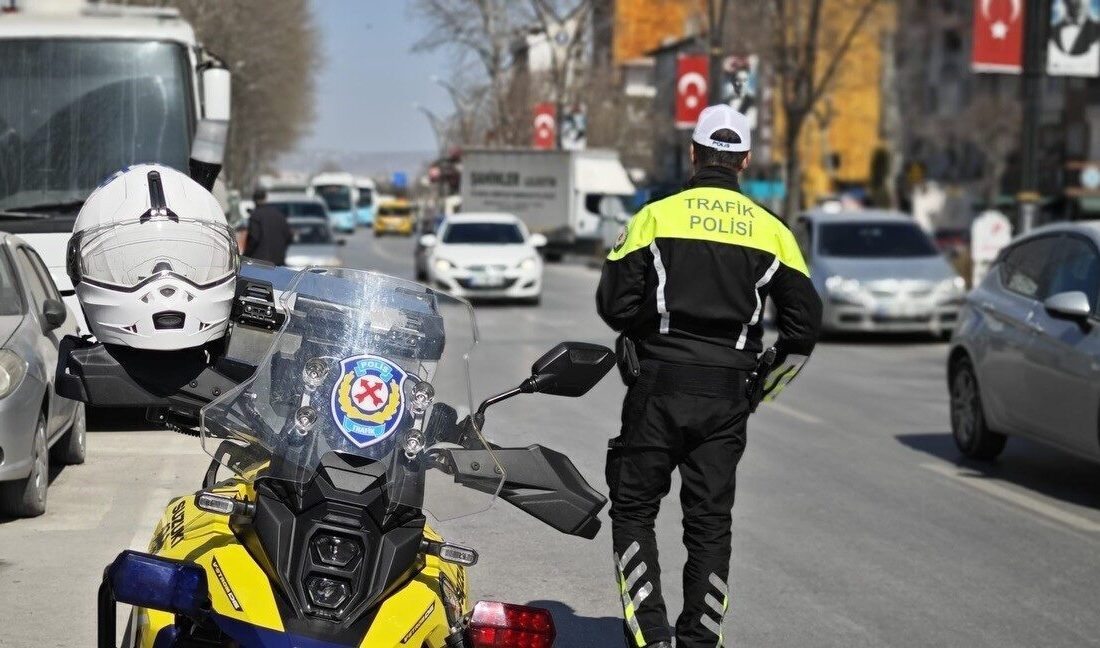 Kütahya İl Emniyet Müdürlüğü ekiplerince motosiklet sürücülerine yönelik trafik denetimleri