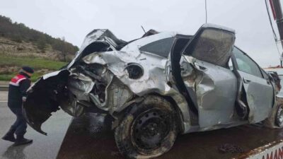 Kütahya’da kontrolden çıkan otomobilin uçuruma yuvarlanması sonucu gerçekleşen trafik kazasında