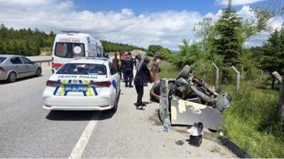 Kütahya-Afyonkarahisar kara yolunda kontrolden çıkarak yol kenarındaki bir işletmenin duvarına