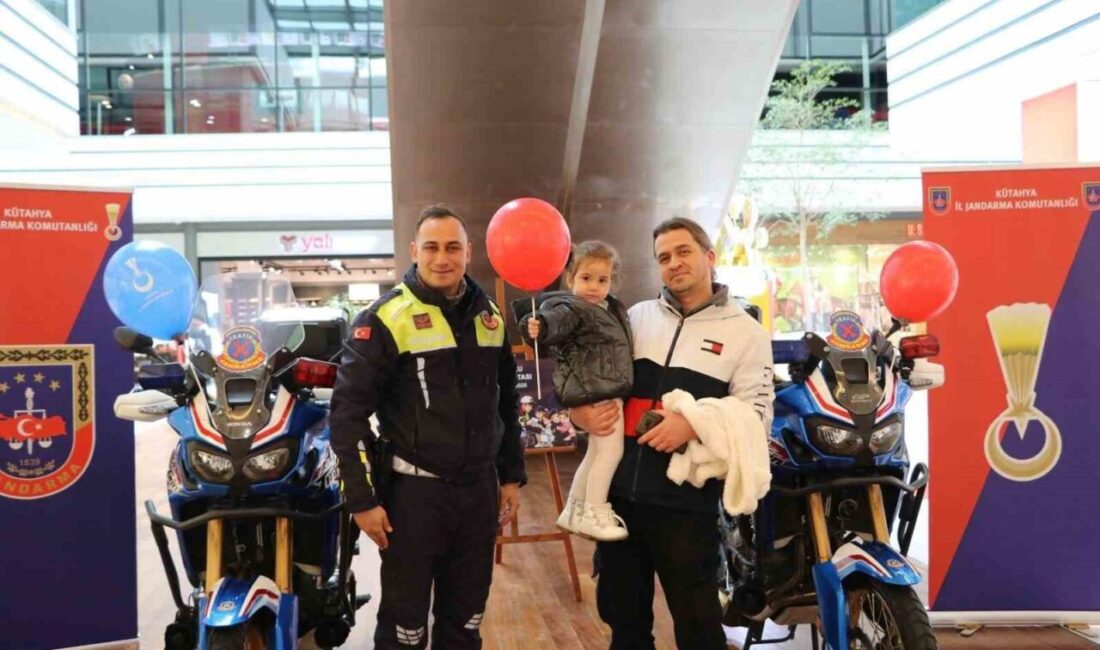 Kütahya’da Trafik Haftası kapsamında düzenlenen etkinlikler, vatandaşların trafik bilincini artırmayı