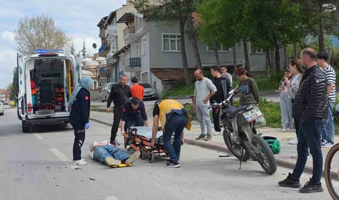 Kütahya’da yayaya yol vermek için yavaşlayan otomobile arkadan çarpan motosikletin