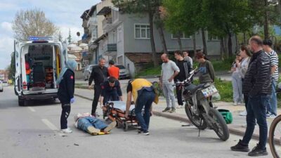 Kütahya’da yayaya yol vermek için yavaşlayan otomobile arkadan çarpan motosikletin