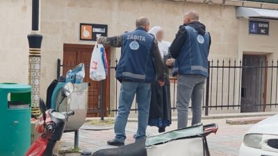 Kütahya’da dilencilik yaptığı iddia edilen bir kadın ile zabıta ekipleri