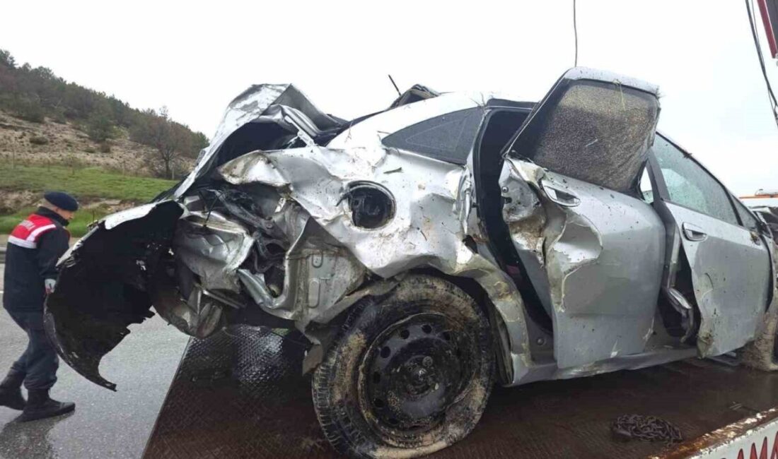 Kütahya’da otomobilin Porsuk Çayı’na devrilmesi sonucu meydana gelen trafik kazasında,