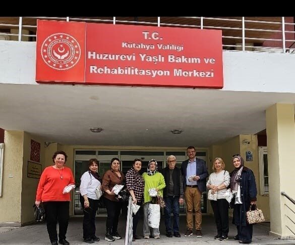 Kütahyalı kadınlar örnek bir dayanışmaya imza atarak huzurevinde kalan yaşlılara