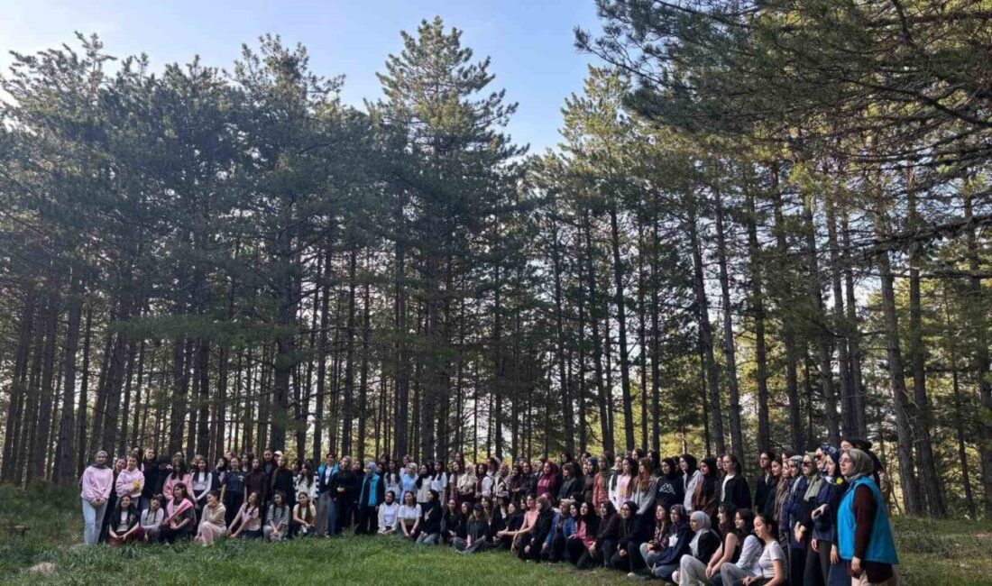 Kütahyalı kız öğrenciler, “Çevreme Duyarlıyım, Değerlerime Sahip Çıkıyorum” (ÇEDES) Projesi