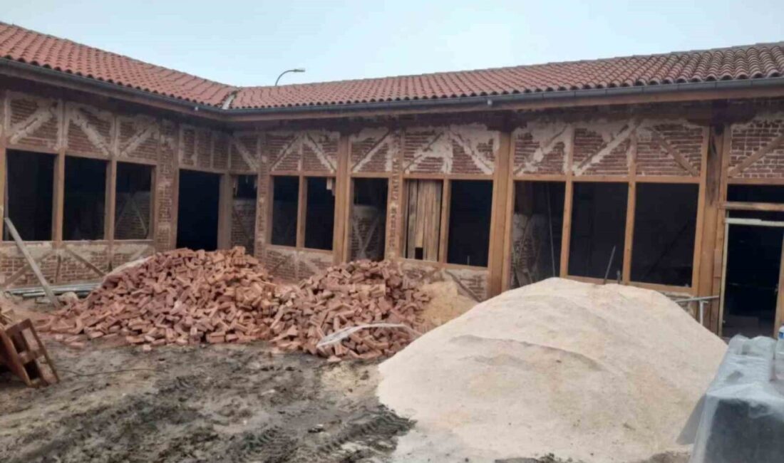 Kütahya’nın Emet ilçesinde bulunan tarihi Emet Hanı’nda restorasyon çalışmaları aralıksız