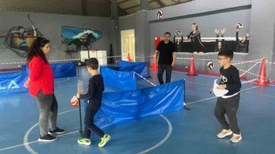 Kütahya’nın Tavşanlı ilçesindeki bir okulun spor salonunda labirent şeklinde özel