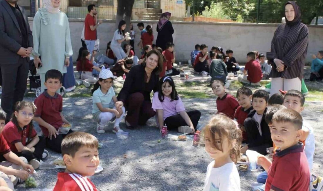 Kütahya’nın Altıntaş ilçesi İstiklal İlkokulu tarafından düzenlenen hayır çarşısı etkinliği,