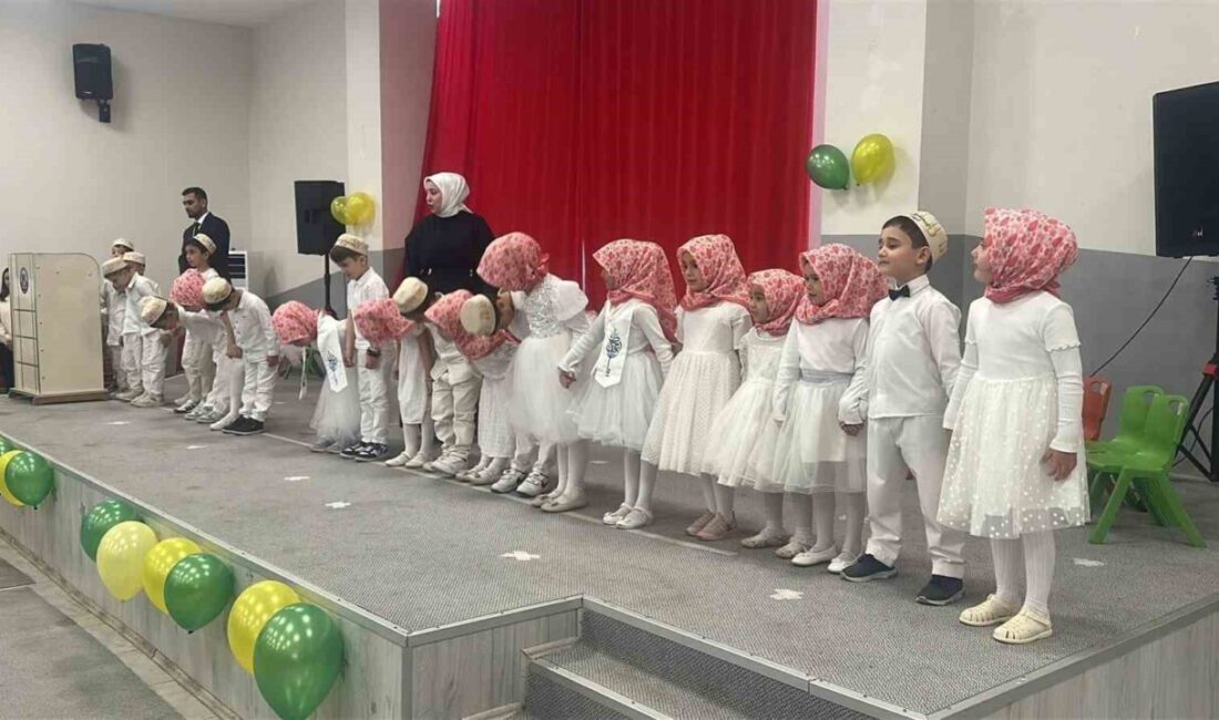 Kütahya’nın Çavdarhisar ilçesinde düzenlenen 4-6 Yaş Kur’an Kursu yılsonu gösterisi,