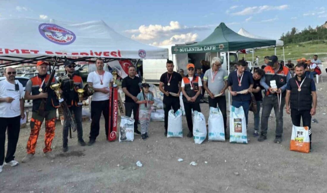 Kütahya’nın Emet ilçesinde, Emet Avcılar Kulübü tarafından düzenlenen Geleneksel Atış