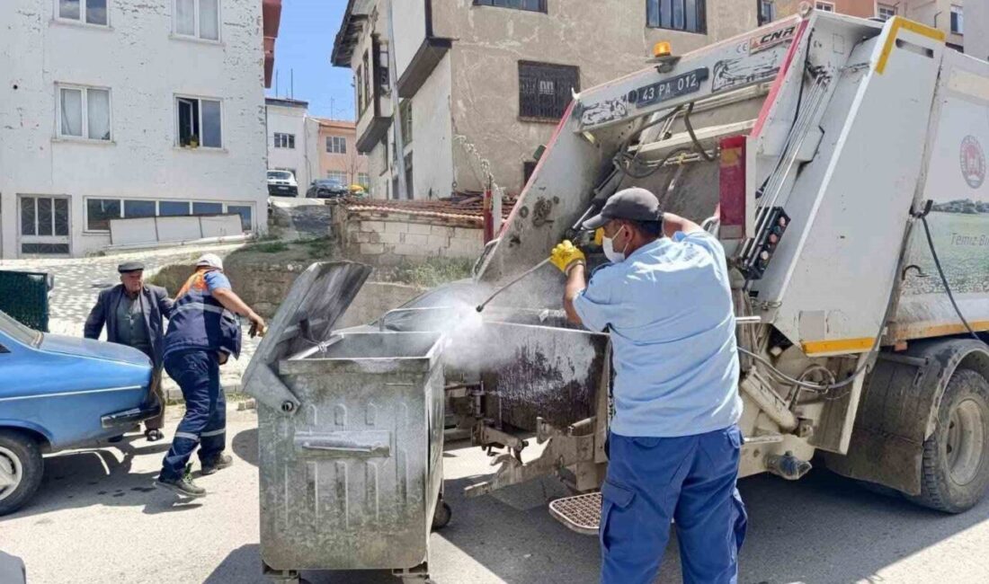 Kütahya’nın Hisarcık ilçesinde, belediye ekipleri tarafından ilçe genelindeki çöp konteynerlerinde