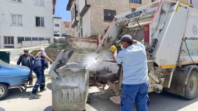 Kütahya’nın Hisarcık ilçesinde, belediye ekipleri tarafından ilçe genelindeki çöp konteynerlerinde