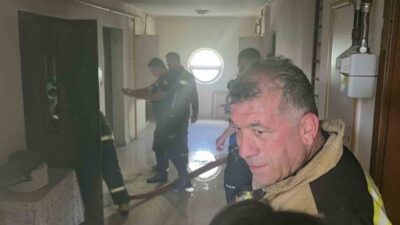Kütahya’da 6 katlı bir apartmanın asansör dairesinde çıkan yangın paniğe