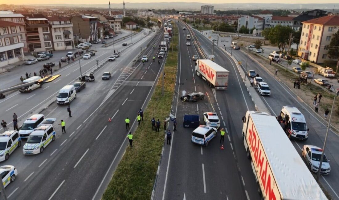 Kütahya-Afyonkarahisar karayolunda iki otomobilin karıştığı kazada 1 kişi hayatını kaybetti,