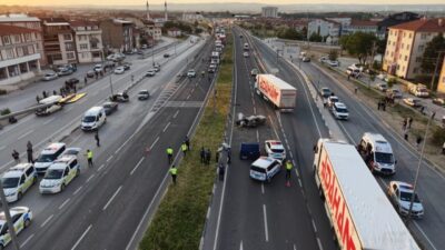 Kütahya-Afyonkarahisar karayolunda iki otomobilin karıştığı kazada 1 kişi hayatını kaybetti,