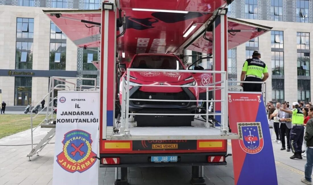 Jandarma Teşkilatı’nın 187’nci kuruluş yıl dönümü kapsamında Kütahya Belediyesi önünde