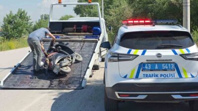 Kütahya’da meydana gelen trafik kazasında, otomobil ile motosikletin çarpışması sonucu