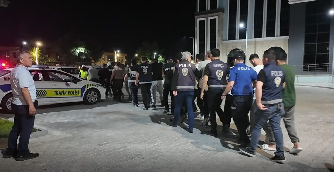 Kütahya’nın Gediz ilçesinde düzenlenen uyuşturucu operasyonunda 28 şüpheli gözaltına alındı.